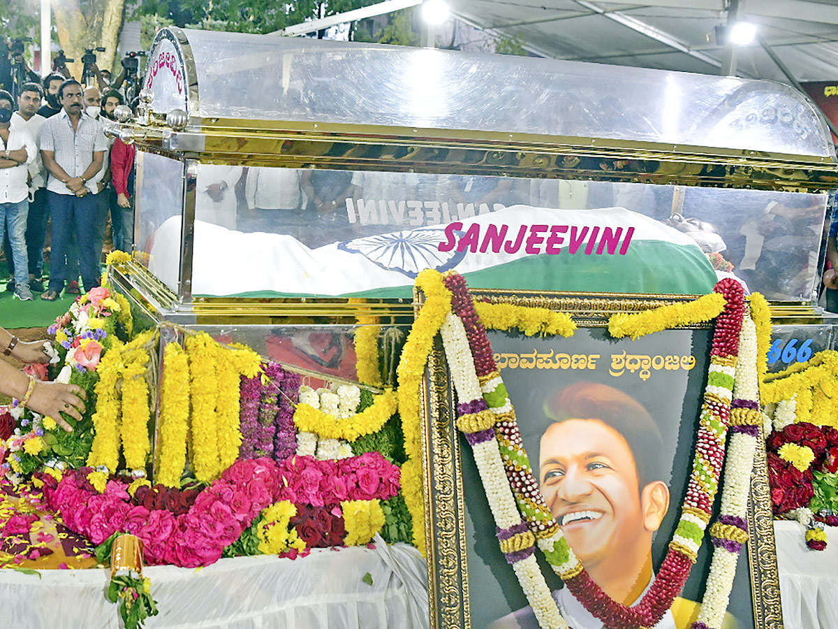 Kannada Actor Puneeth Rajkumar Last Rites Photo Gallery - Sakshi6