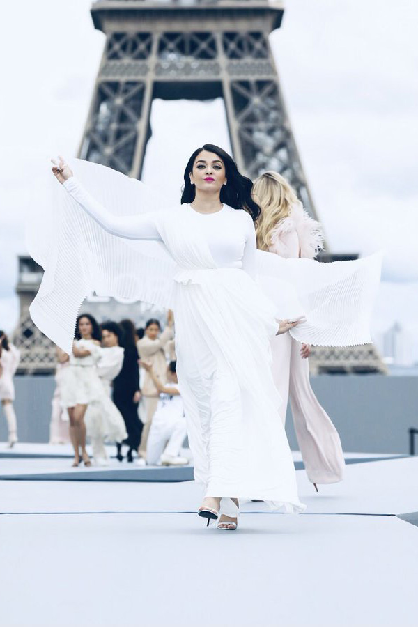 Photos : Aishwarya Rai Bachchan Stuns In White At Paris Fashion Week - Sakshi3