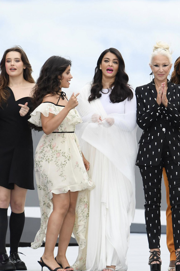 Photos : Aishwarya Rai Bachchan Stuns In White At Paris Fashion Week - Sakshi4