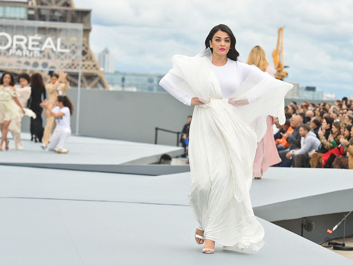 Photos : Aishwarya Rai Bachchan Stuns In White At Paris Fashion Week - Sakshi10