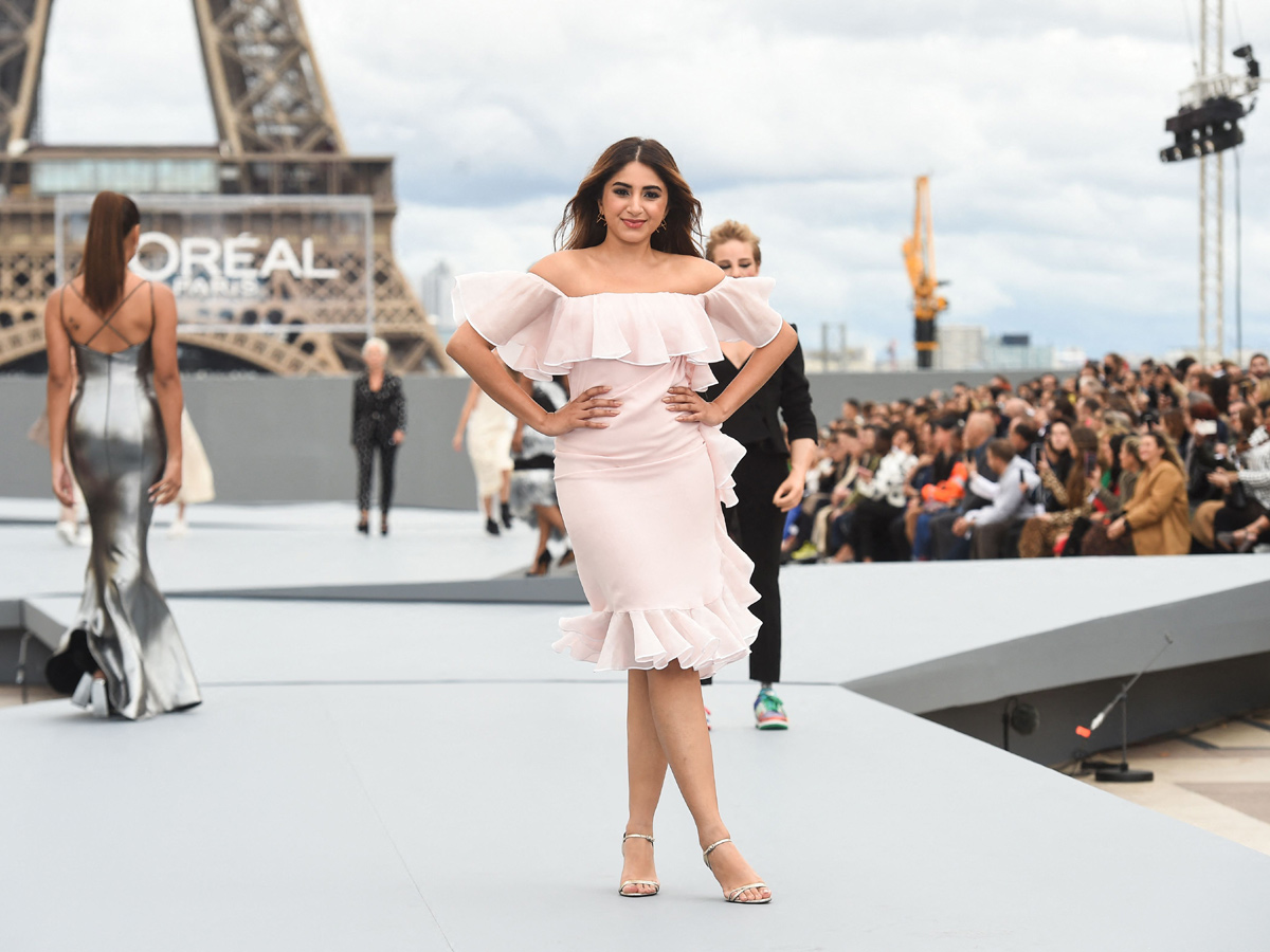 Photos : Aishwarya Rai Bachchan Stuns In White At Paris Fashion Week - Sakshi16