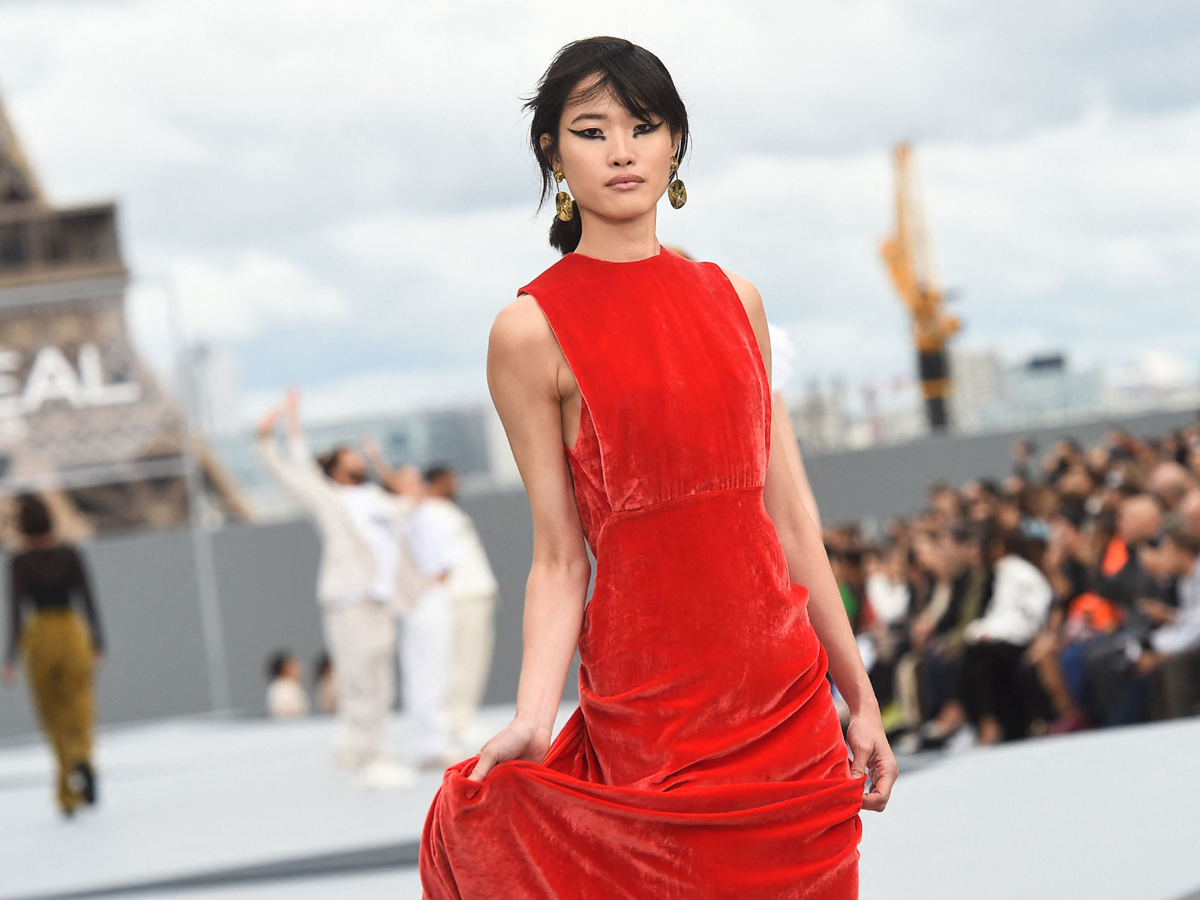 Photos : Aishwarya Rai Bachchan Stuns In White At Paris Fashion Week - Sakshi18