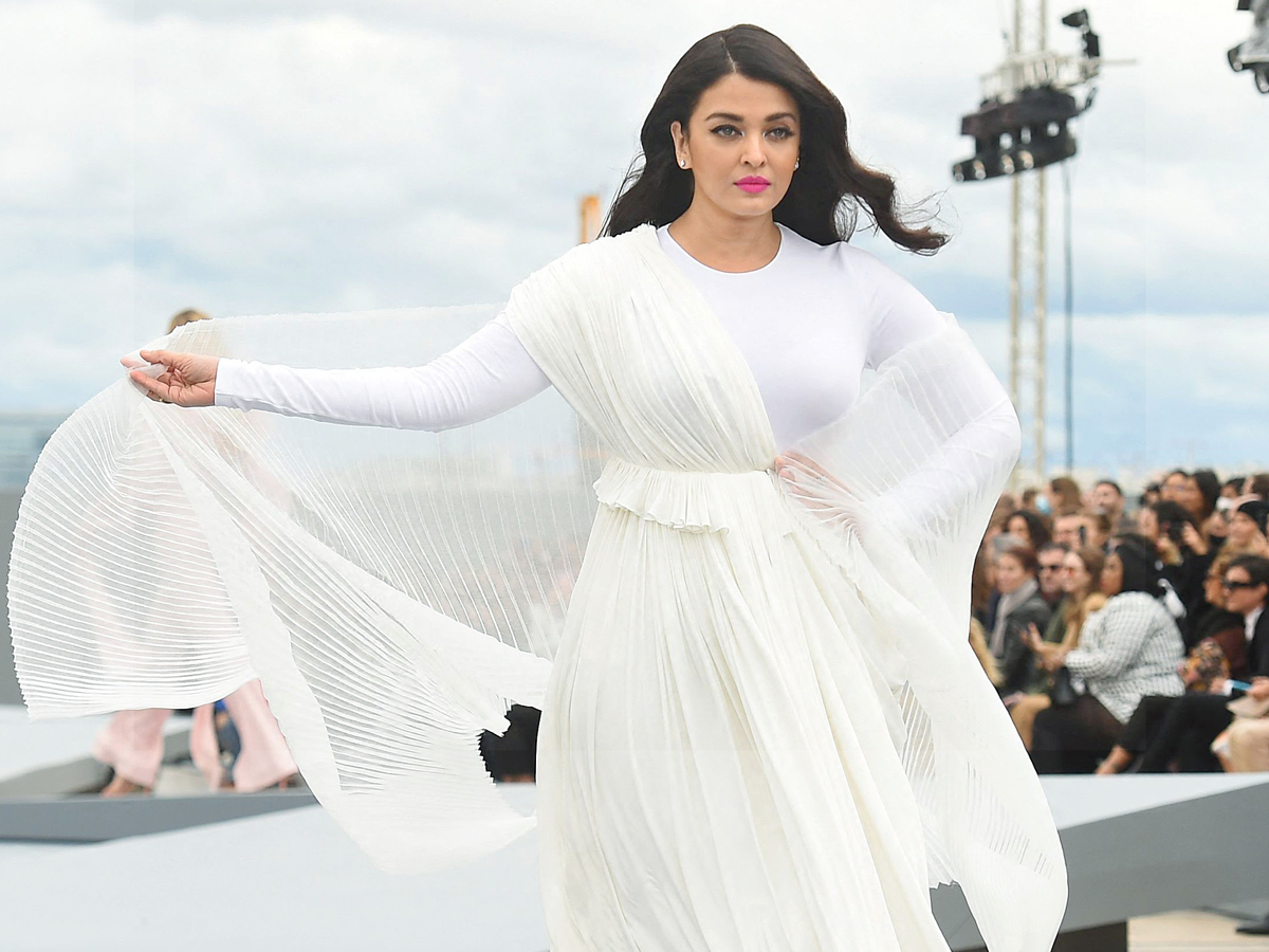 Photos : Aishwarya Rai Bachchan Stuns In White At Paris Fashion Week - Sakshi1