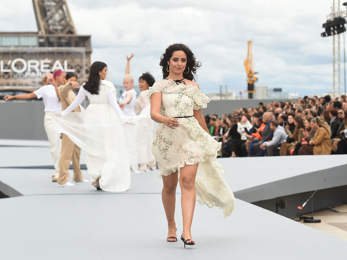Photos : Aishwarya Rai Bachchan Stuns In White At Paris Fashion Week - Sakshi14
