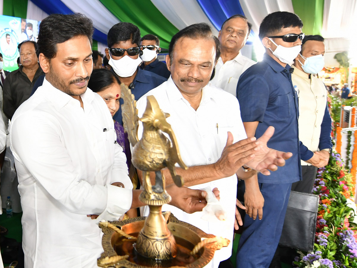 The Second Installment Of YSR‌ Asara Launched by CM Photo Gallery  - Sakshi13