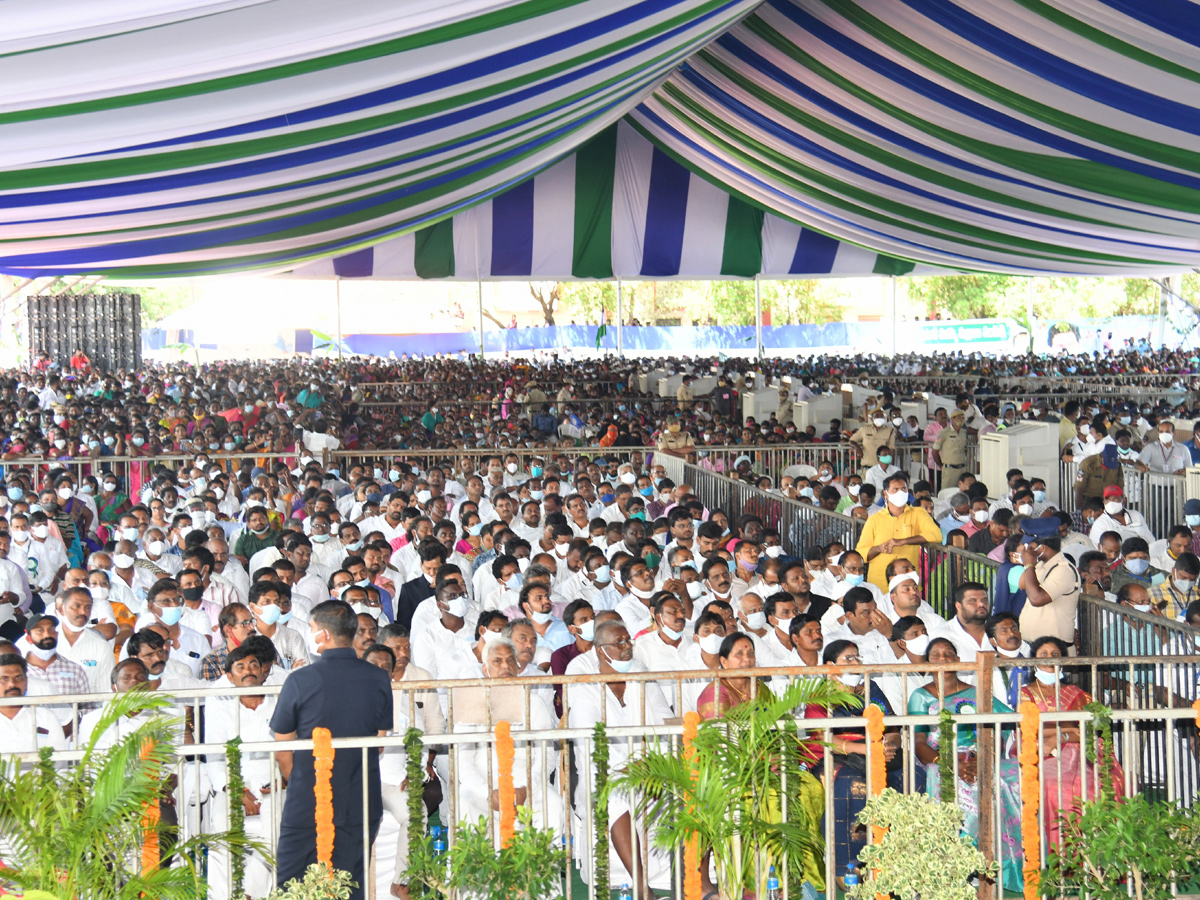 The Second Installment Of YSR‌ Asara Launched by CM Photo Gallery  - Sakshi15