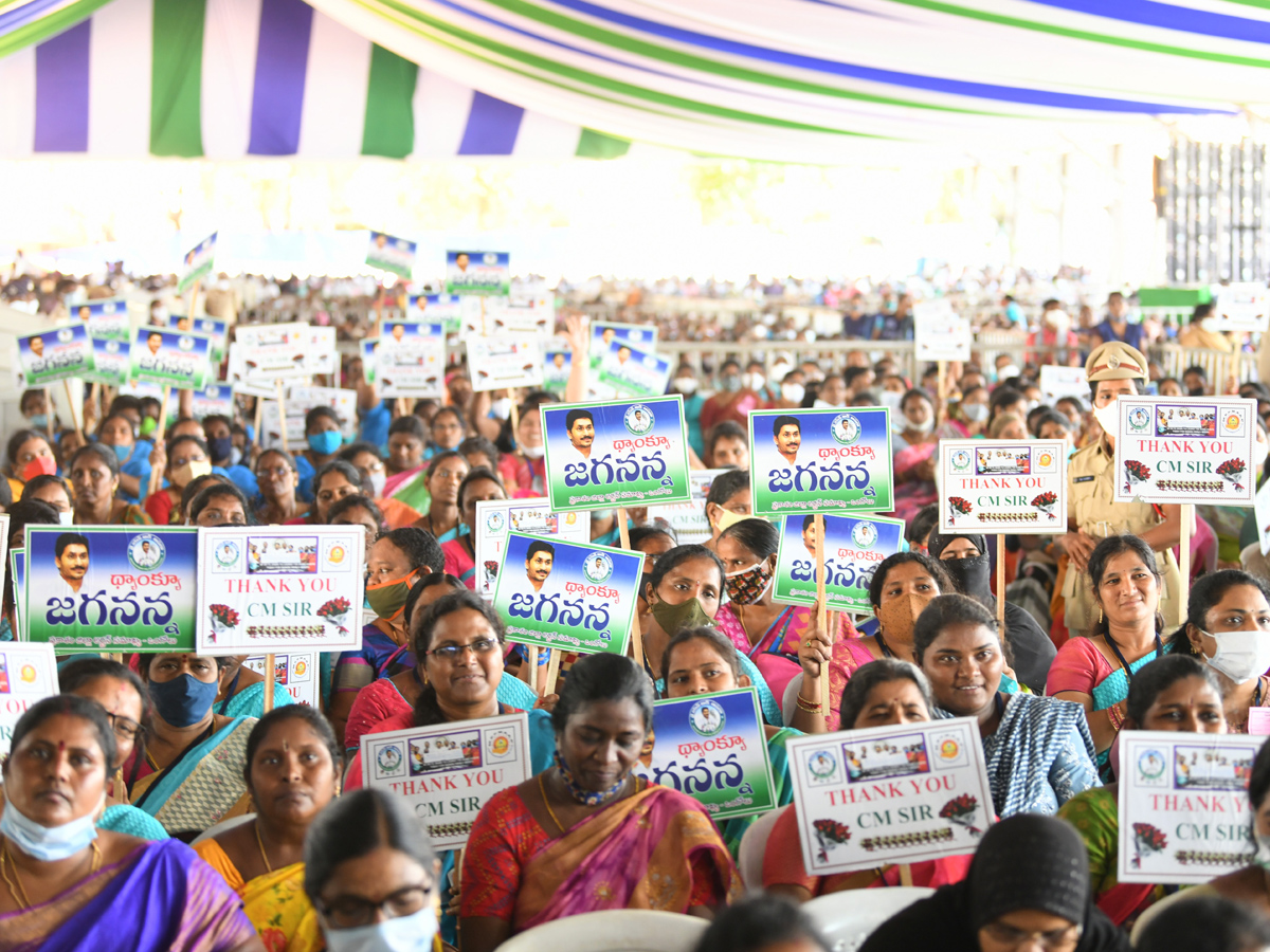 The Second Installment Of YSR‌ Asara Launched by CM Photo Gallery  - Sakshi18