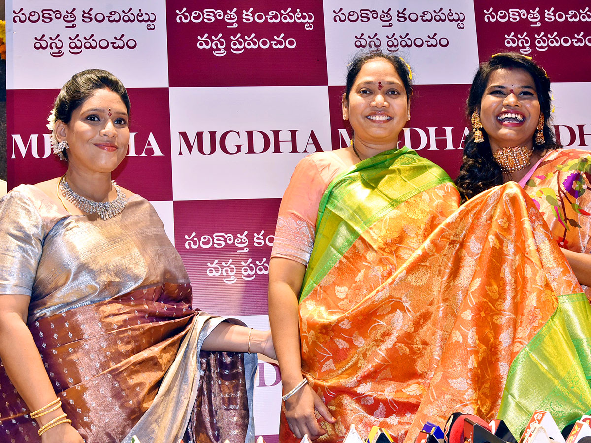 Actress Shriya Saran and Faria Abdullah At Mugdha Store Grand Opening - Sakshi4