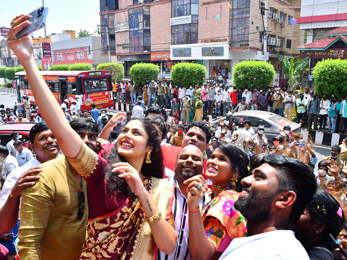 Actress Shriya Saran and Faria Abdullah At Mugdha Store Grand Opening - Sakshi5