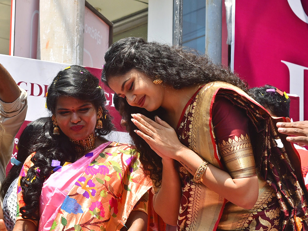 Actress Shriya Saran and Faria Abdullah At Mugdha Store Grand Opening - Sakshi6