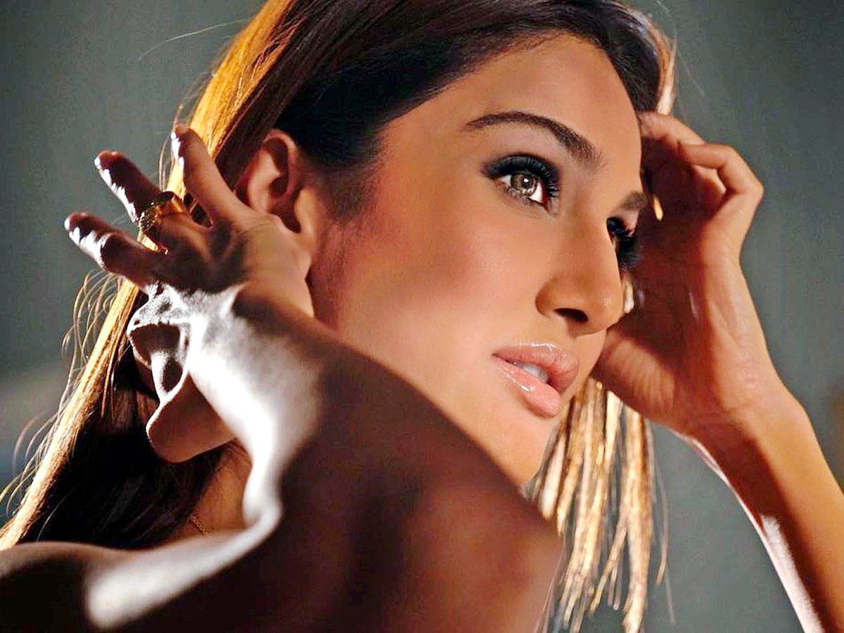 Bollywood Actress Vaani Kapoor Photo Gallery - Sakshi2
