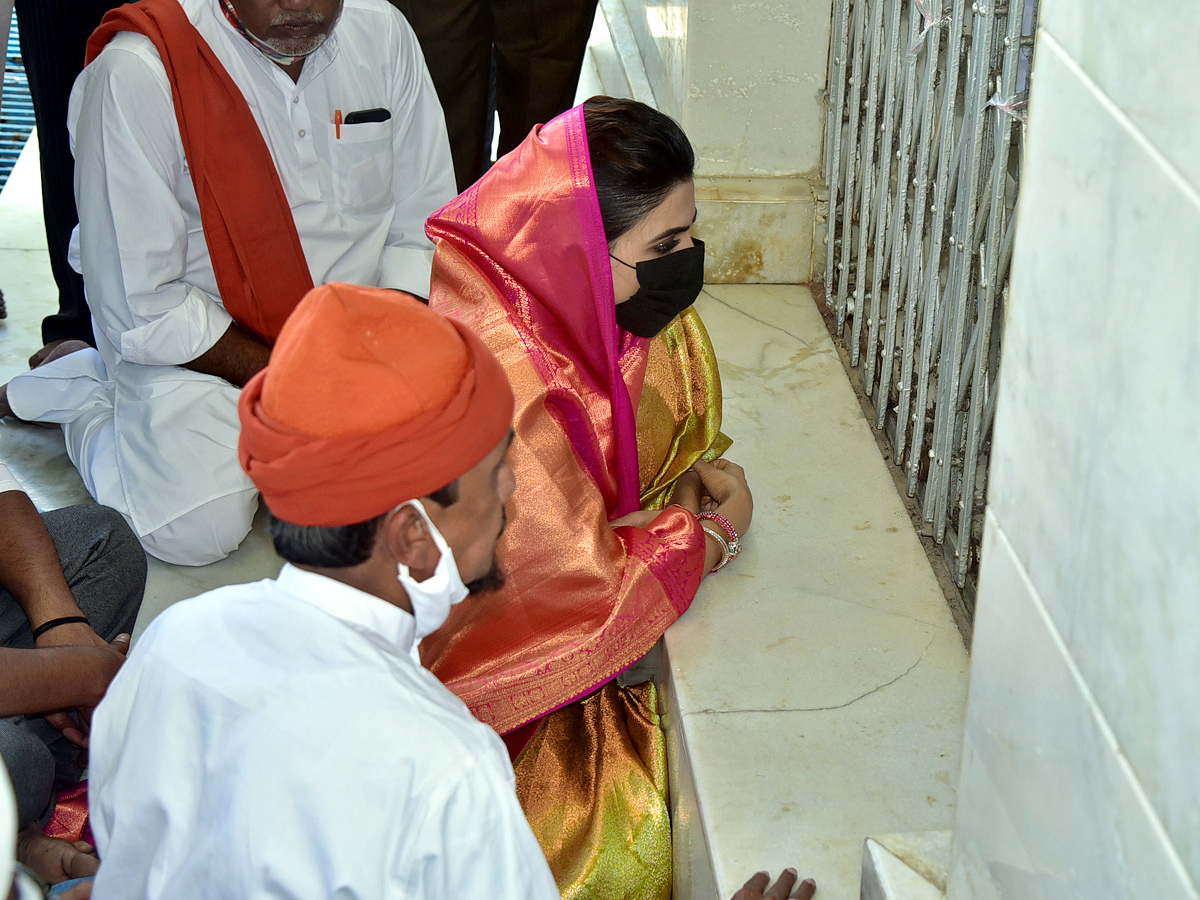 Samantha inaugurates Shopping Mall in Kadapa And Visits Kadapa Ameen Peer Dargah PHoto Gallery - Sakshi16
