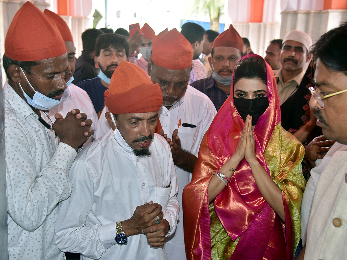 Samantha inaugurates Shopping Mall in Kadapa And Visits Kadapa Ameen Peer Dargah PHoto Gallery - Sakshi18