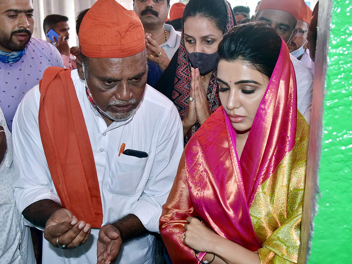 Samantha inaugurates Shopping Mall in Kadapa And Visits Kadapa Ameen Peer Dargah PHoto Gallery - Sakshi19