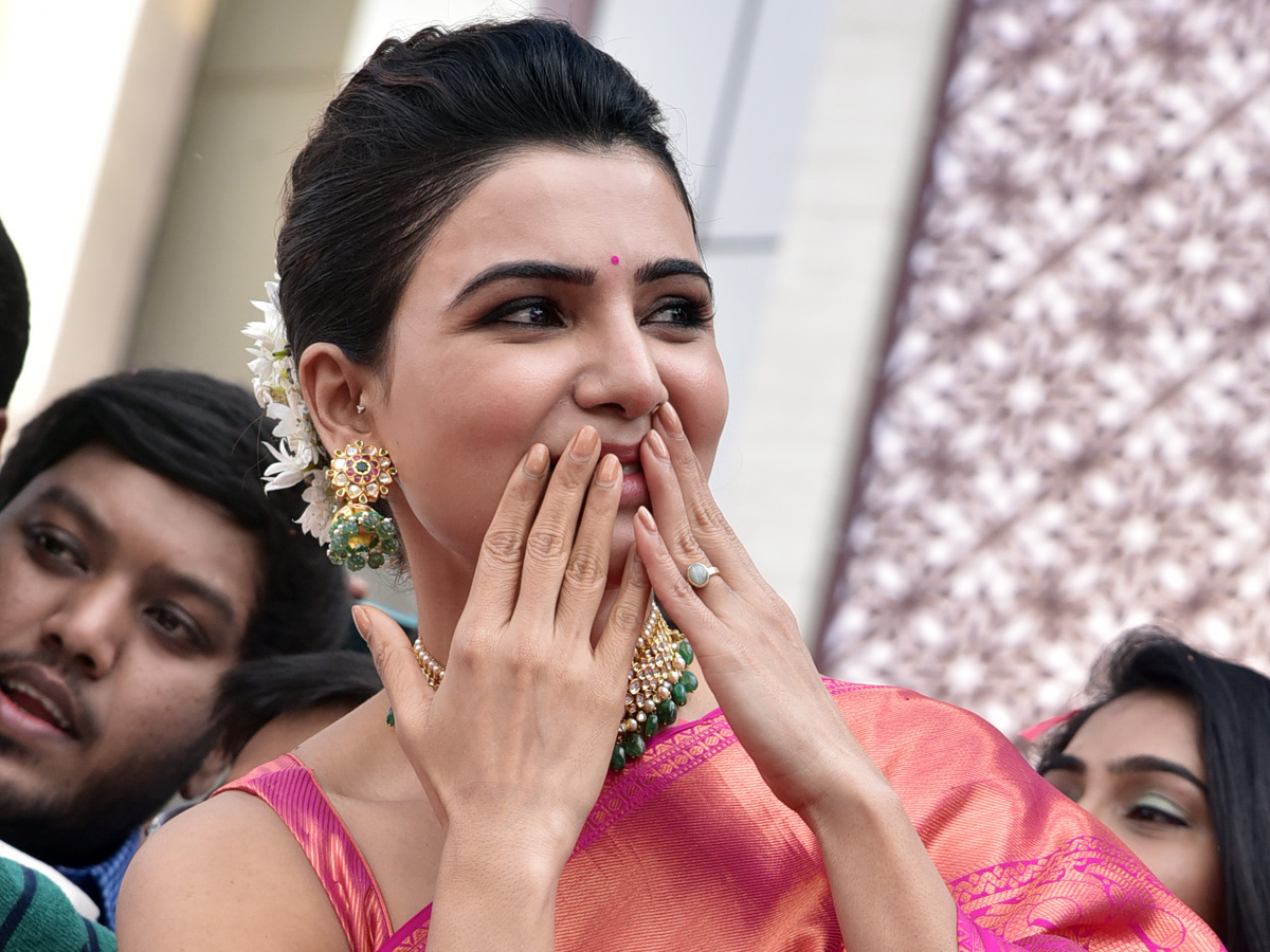 Samantha inaugurates Shopping Mall in Kadapa And Visits Kadapa Ameen Peer Dargah PHoto Gallery - Sakshi13