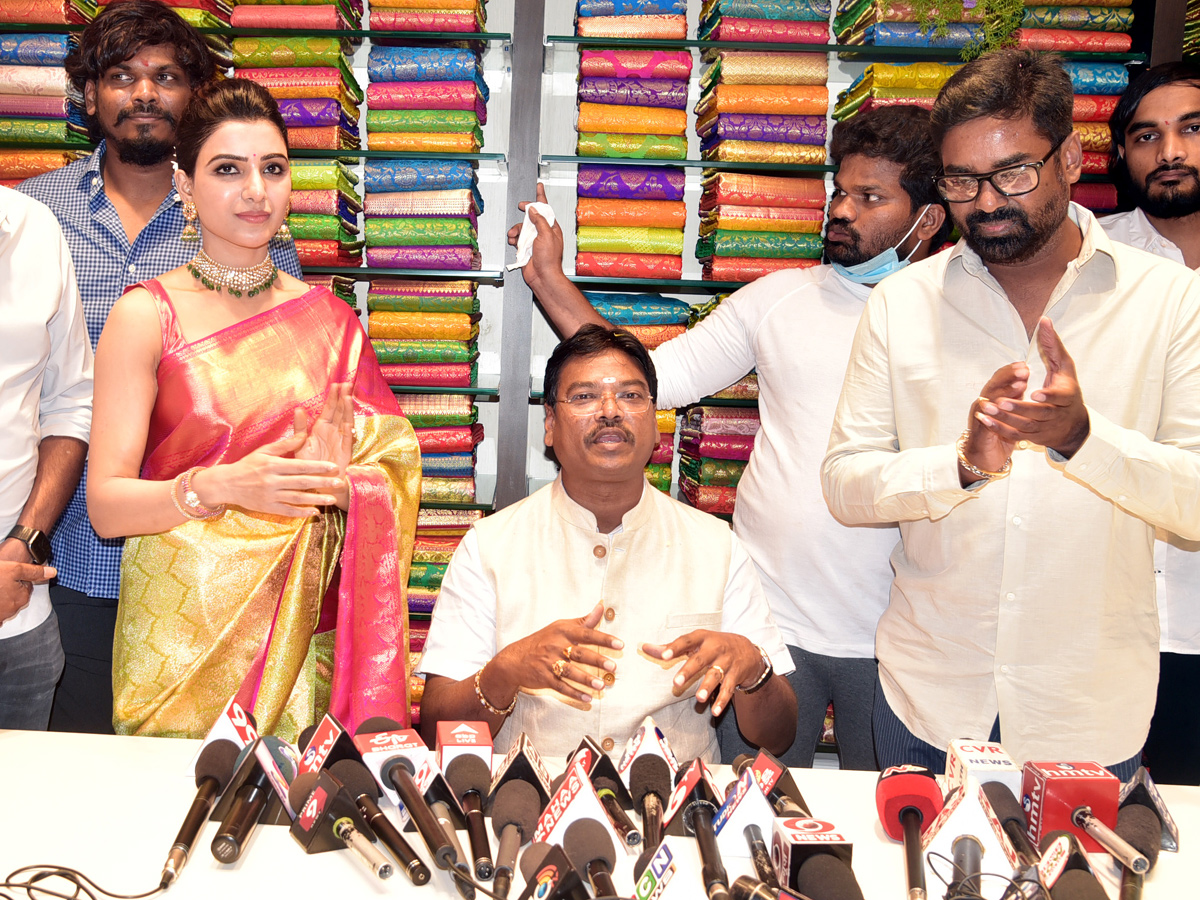 Samantha inaugurates Shopping Mall in Kadapa And Visits Kadapa Ameen Peer Dargah PHoto Gallery - Sakshi4