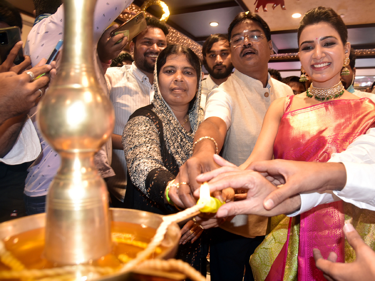 Samantha inaugurates Shopping Mall in Kadapa And Visits Kadapa Ameen Peer Dargah PHoto Gallery - Sakshi8