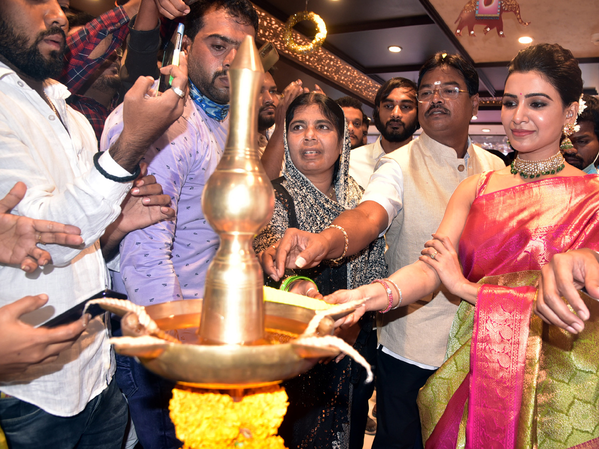 Samantha inaugurates Shopping Mall in Kadapa And Visits Kadapa Ameen Peer Dargah PHoto Gallery - Sakshi9