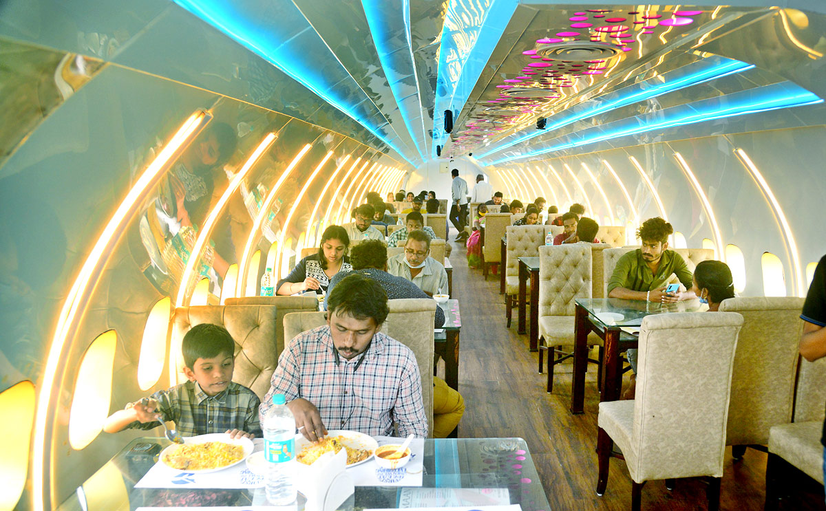 Special Dinner Flight At Vijayawada Photo Gallery - Sakshi5