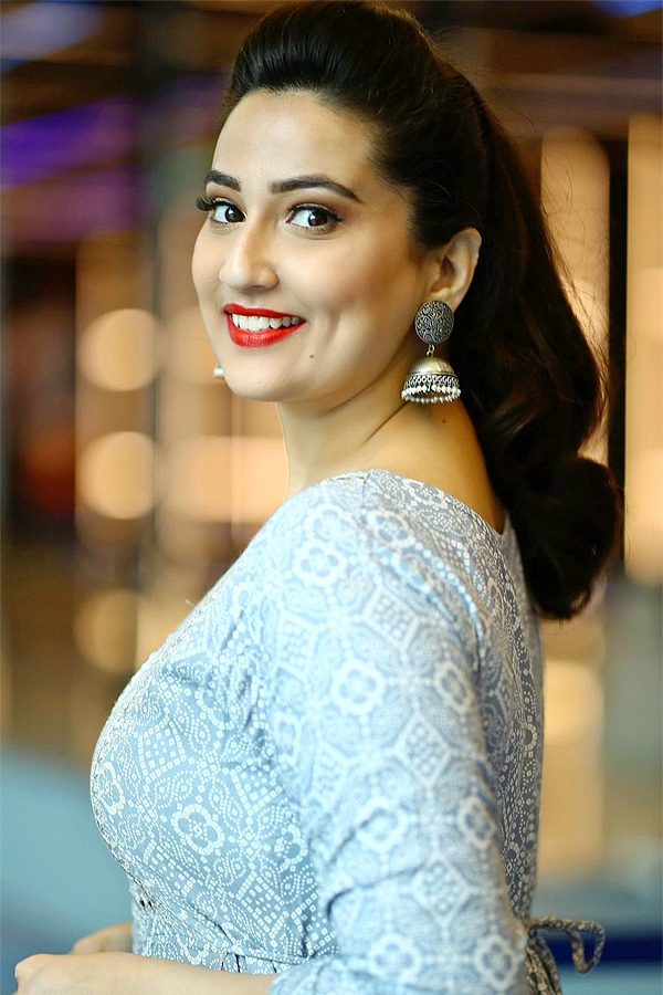 Anchor Manjusha HD Images - Sakshi11