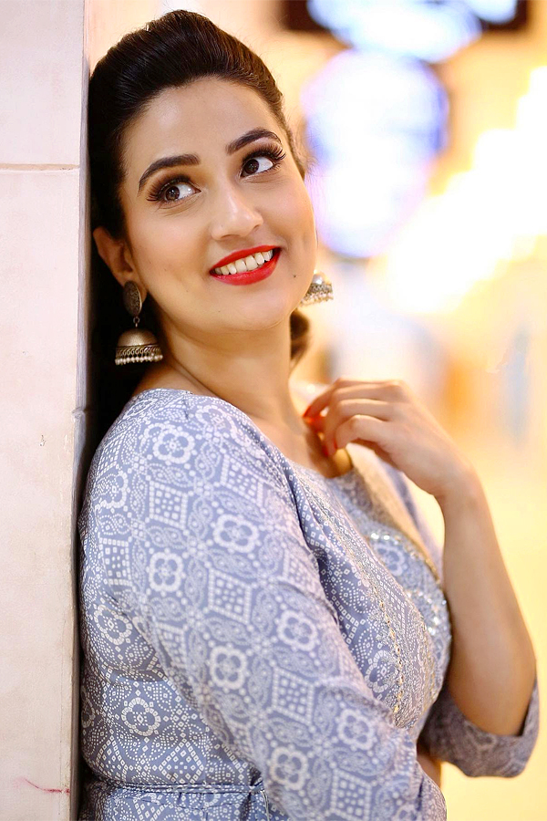 Anchor Manjusha HD Images - Sakshi9