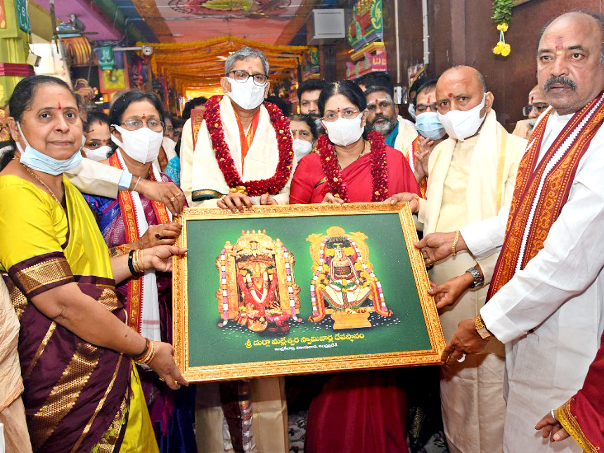 CJI Couple Visit Vijayawada Durgamma Temple Photo Gallery - Sakshi2