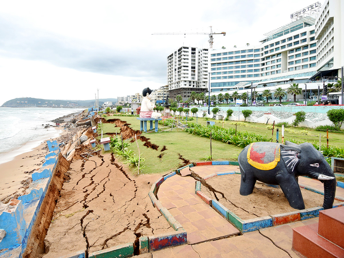 Cyclone jawad in Visakhapatnam Photos - Sakshi1