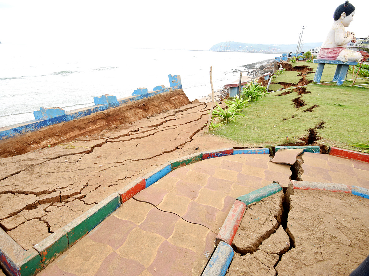 Cyclone jawad in Visakhapatnam Photos - Sakshi3