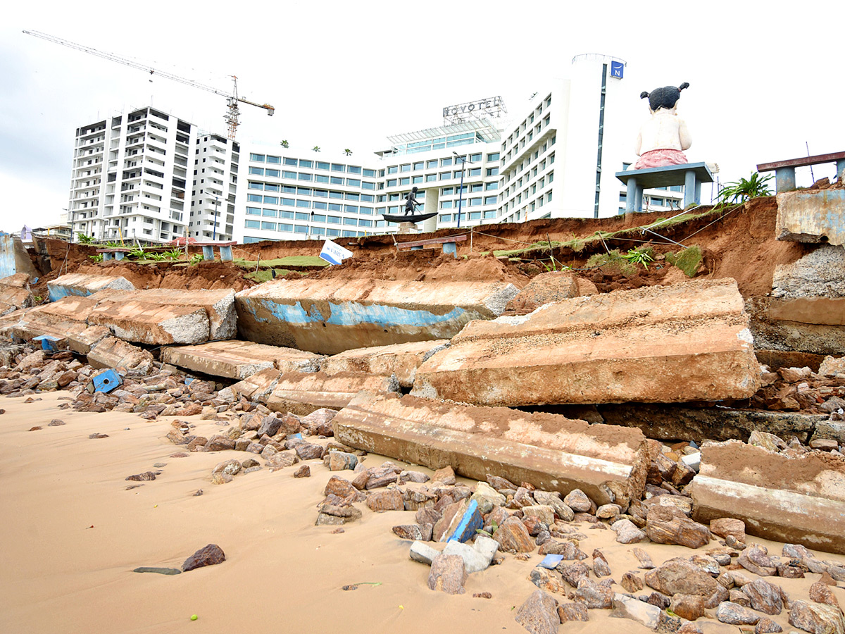 Cyclone jawad in Visakhapatnam Photos - Sakshi4