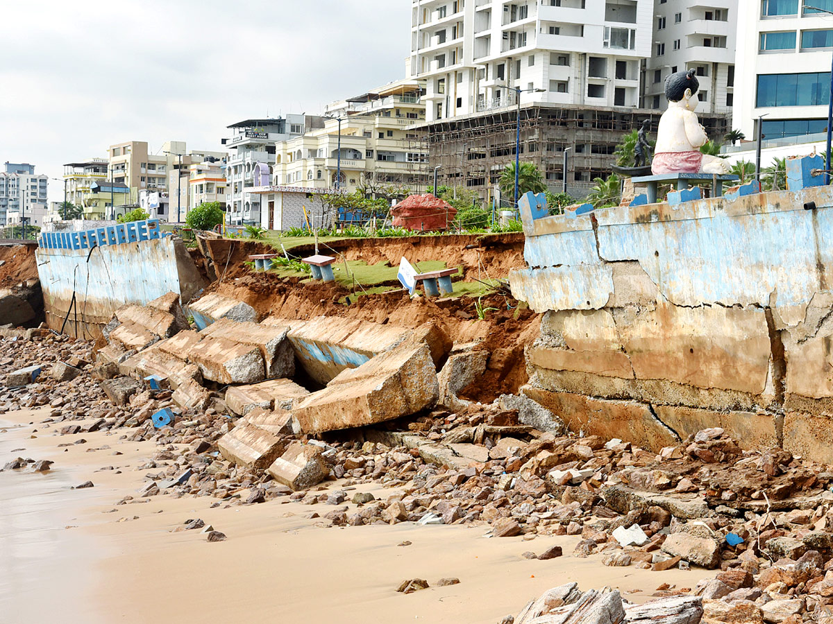 Cyclone jawad in Visakhapatnam Photos - Sakshi5