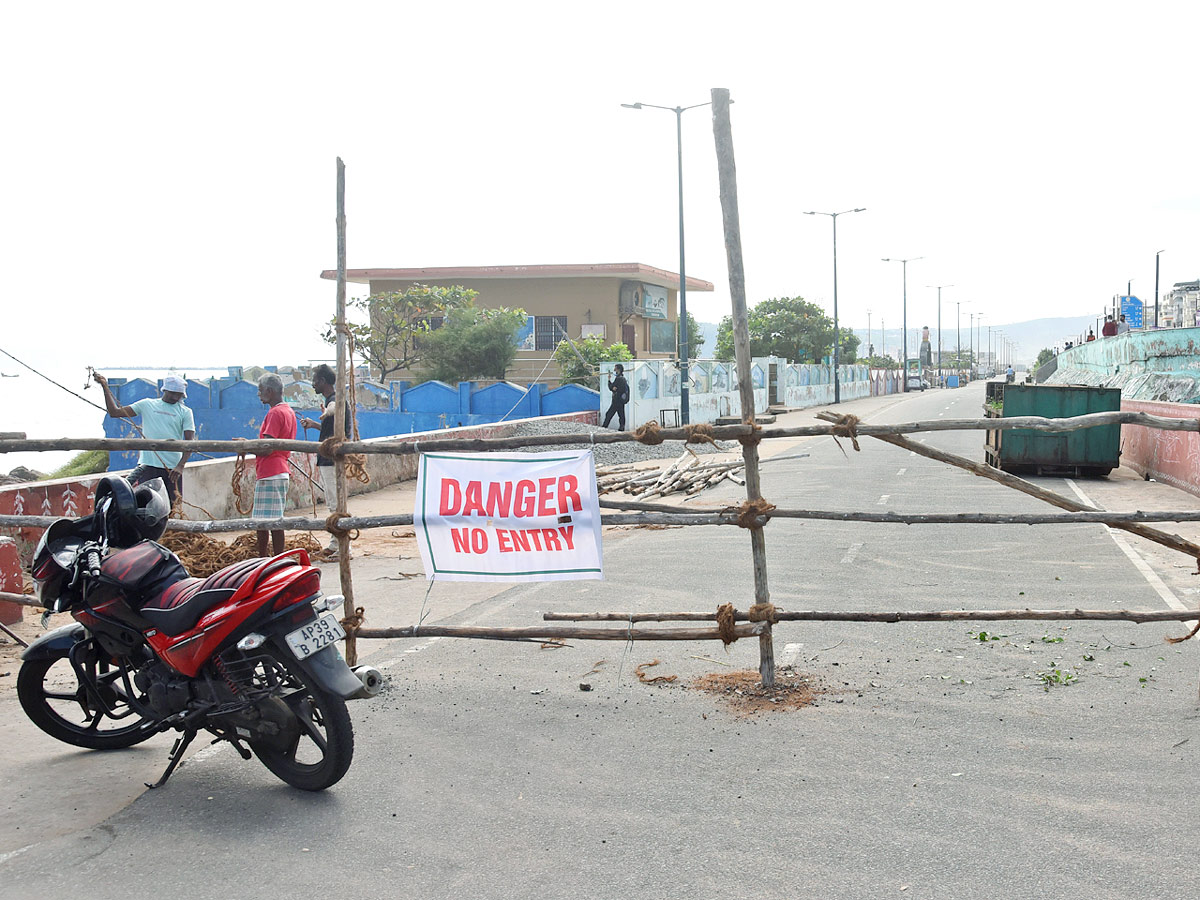 Cyclone jawad in Visakhapatnam Photos - Sakshi7
