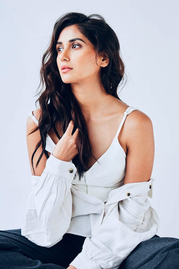 Bollywood Actress Nikita Dutta Photo Gallery - Sakshi16