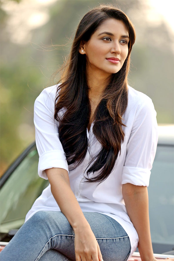 Bollywood Actress Nikita Dutta Photo Gallery - Sakshi17