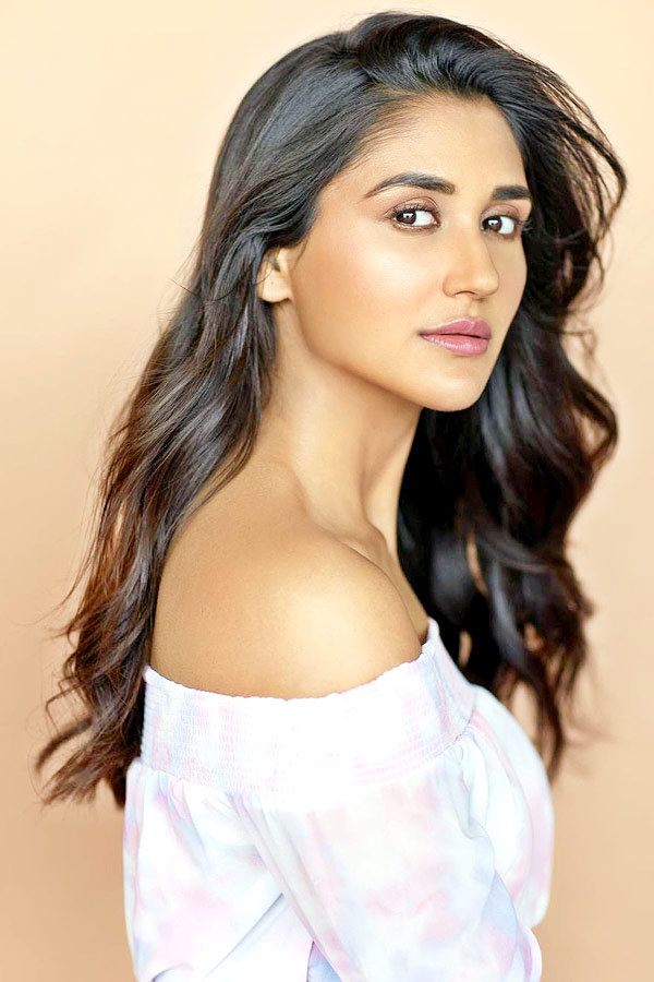Bollywood Actress Nikita Dutta Photo Gallery - Sakshi18