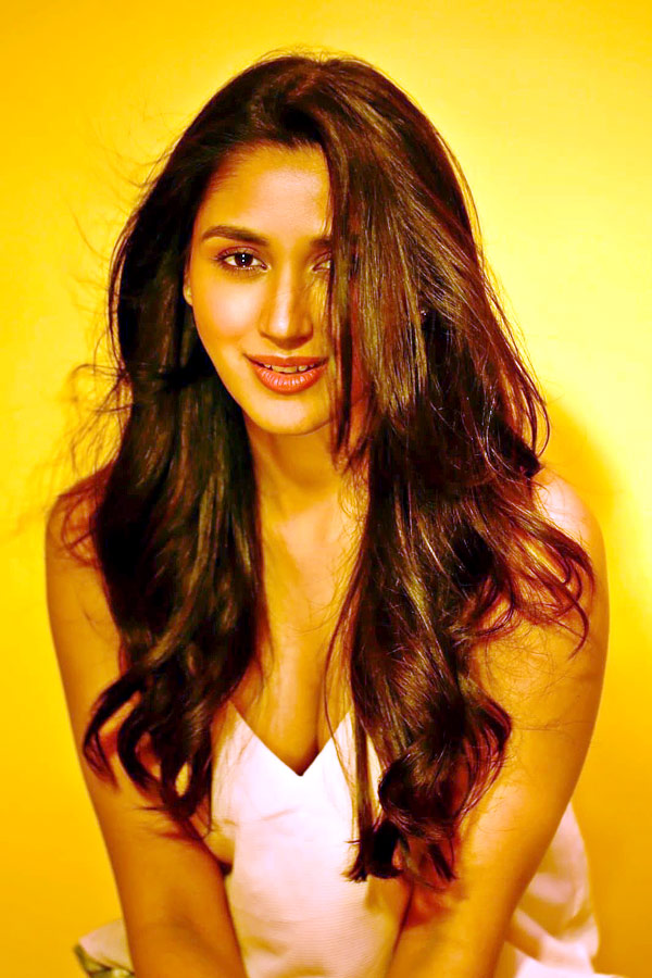 Bollywood Actress Nikita Dutta Photo Gallery - Sakshi19