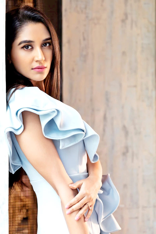 Bollywood Actress Nikita Dutta Photo Gallery - Sakshi21