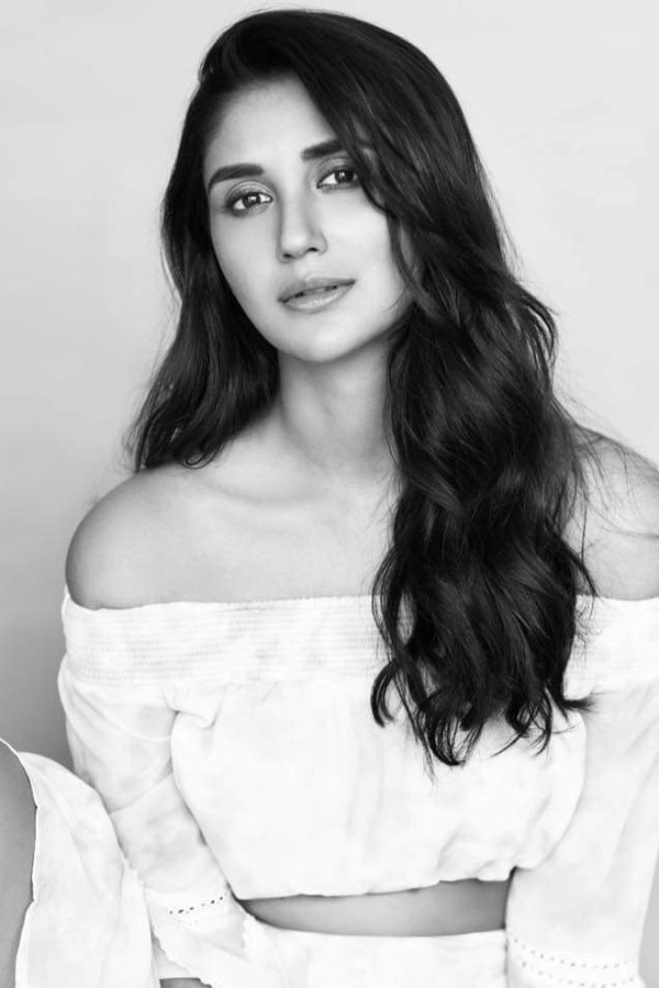 Bollywood Actress Nikita Dutta Photo Gallery - Sakshi5