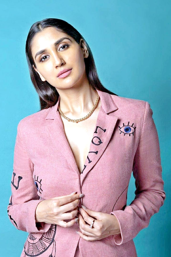 Bollywood Actress Nikita Dutta Photo Gallery - Sakshi7