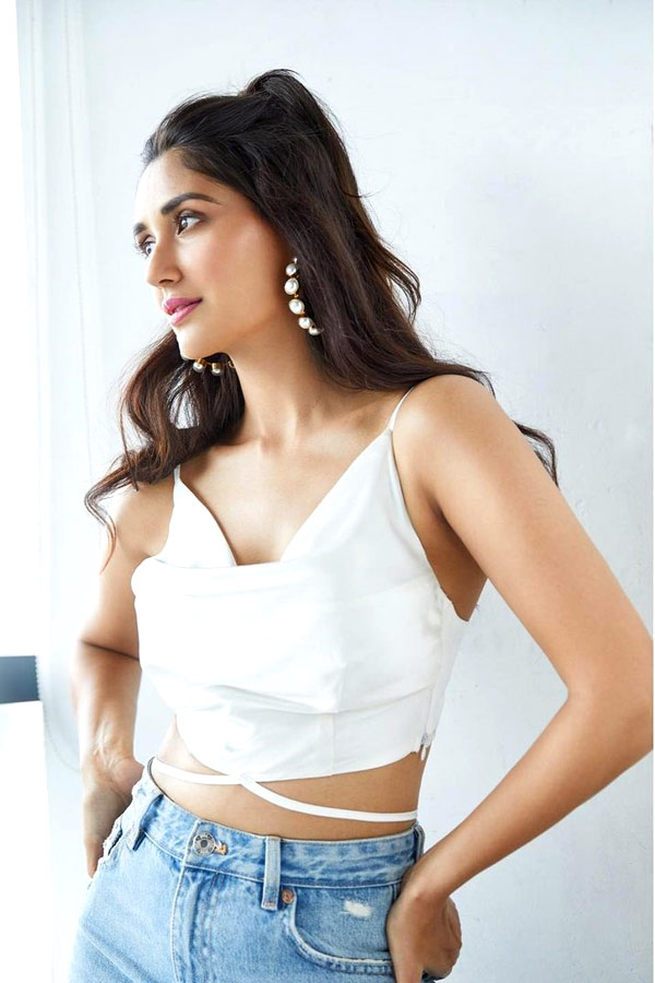 Bollywood Actress Nikita Dutta Photo Gallery - Sakshi8