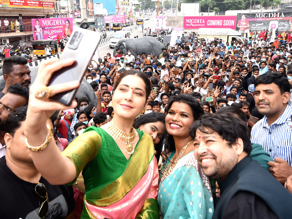 Ileana And Rashi Khanna Opened Mugdha Showroom At Visakhapatnam Photo Gallery - Sakshi11