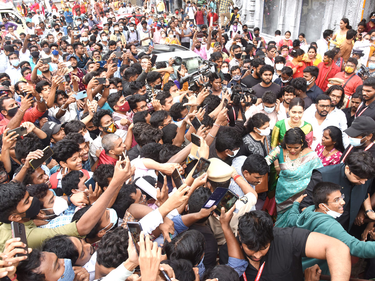 Ileana And Rashi Khanna Opened Mugdha Showroom At Visakhapatnam Photo Gallery - Sakshi12