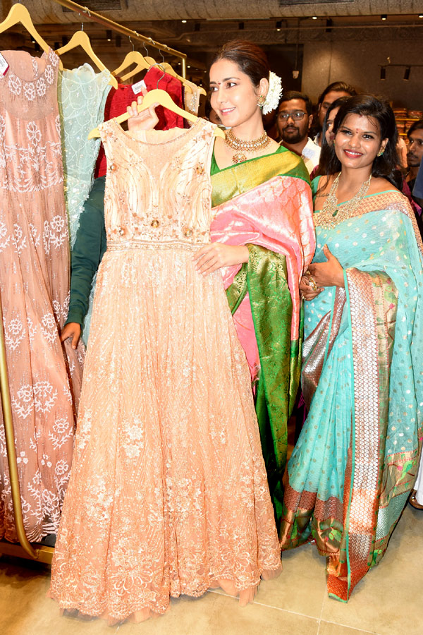 Ileana And Rashi Khanna Opened Mugdha Showroom At Visakhapatnam Photo Gallery - Sakshi14