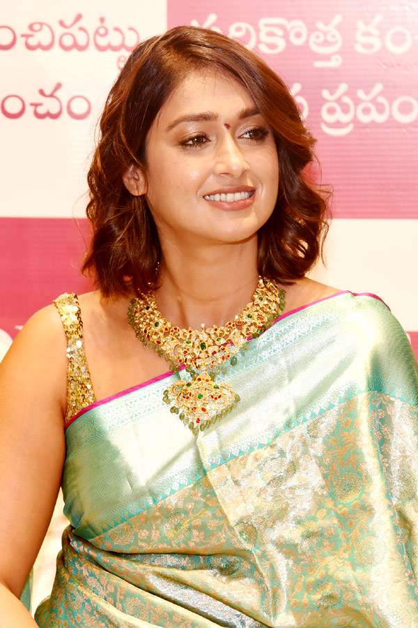Ileana And Rashi Khanna Opened Mugdha Showroom At Visakhapatnam Photo Gallery - Sakshi19