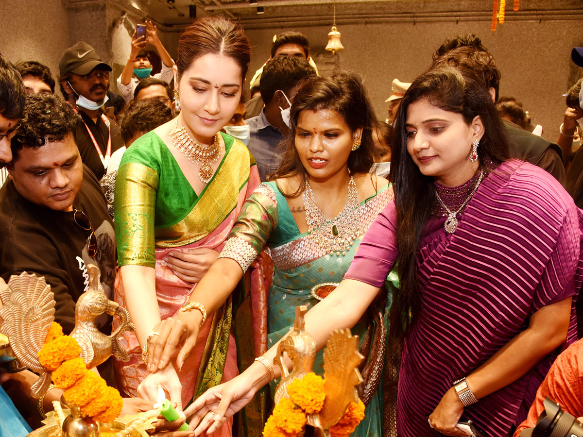 Ileana And Rashi Khanna Opened Mugdha Showroom At Visakhapatnam Photo Gallery - Sakshi3