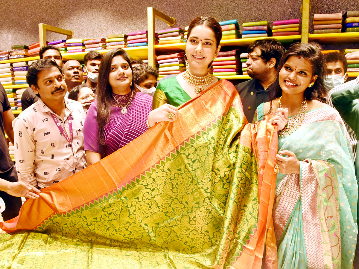 Ileana And Rashi Khanna Opened Mugdha Showroom At Visakhapatnam Photo Gallery - Sakshi4