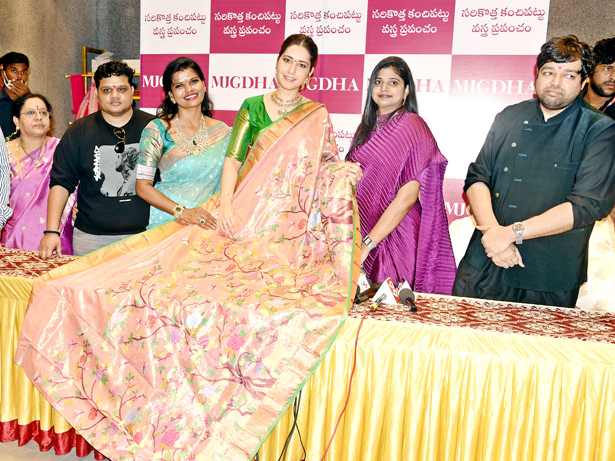 Ileana And Rashi Khanna Opened Mugdha Showroom At Visakhapatnam Photo Gallery - Sakshi5