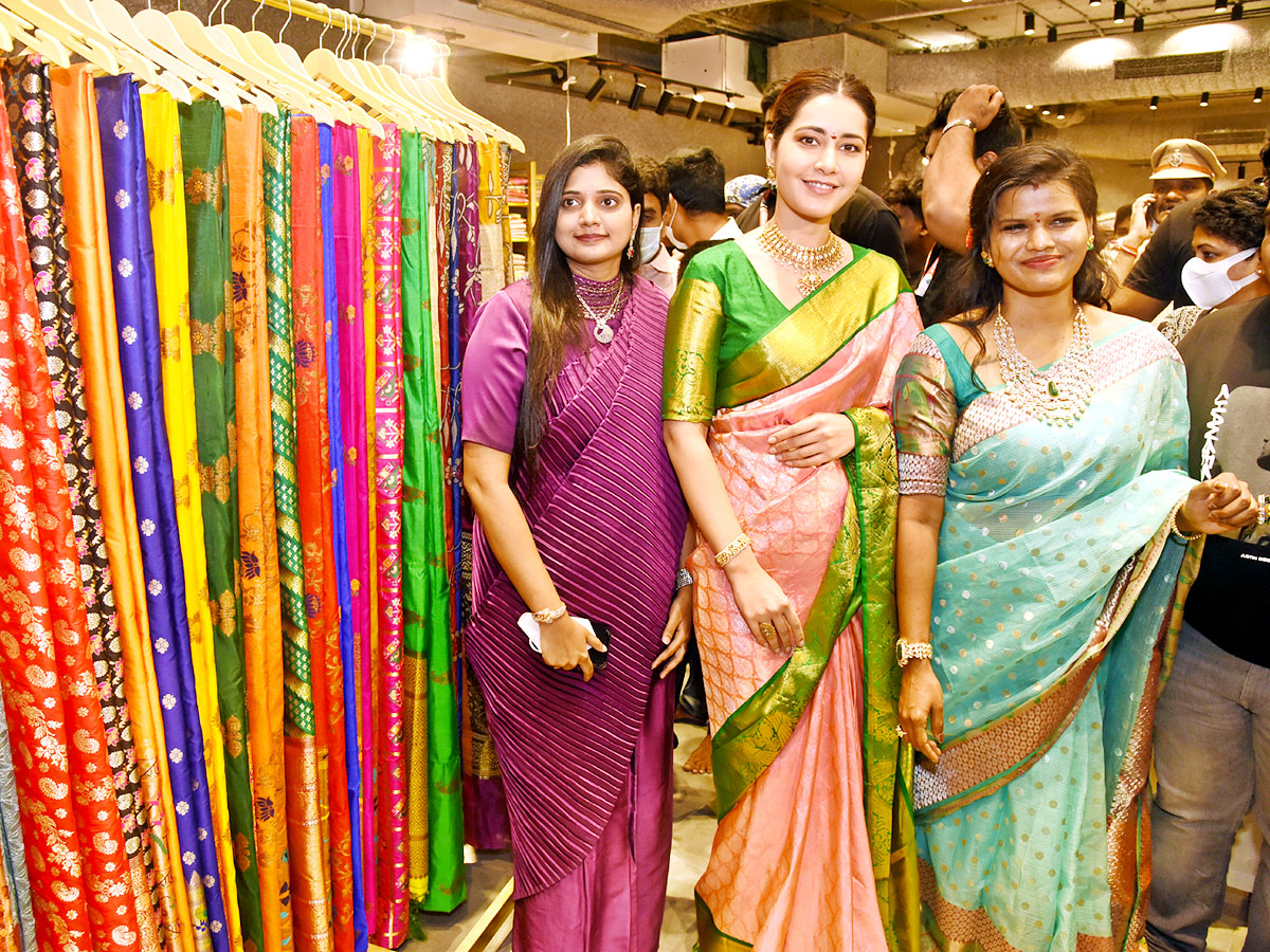 Ileana And Rashi Khanna Opened Mugdha Showroom At Visakhapatnam Photo Gallery - Sakshi8