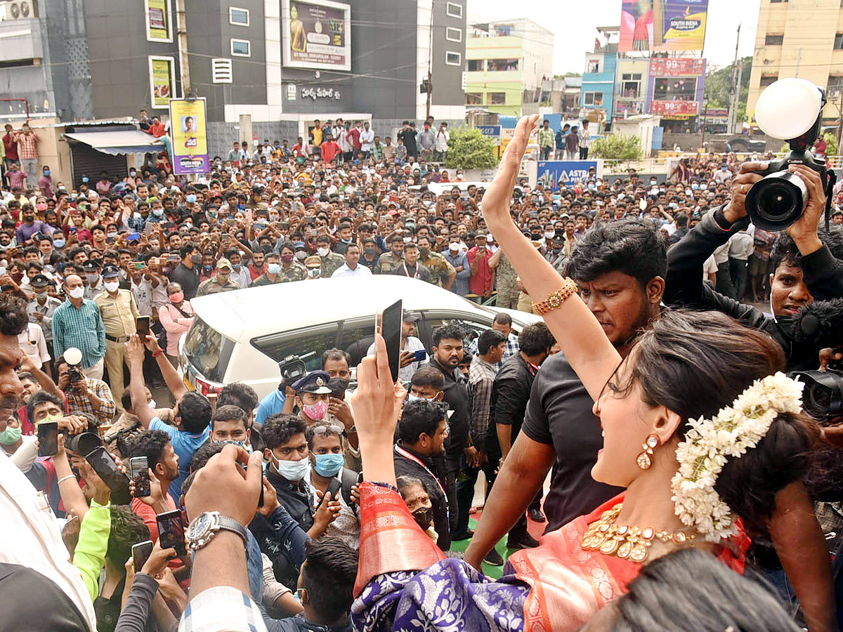 Pragya Jaishwal At South India Shopping Mall Photo Gallery - Sakshi5