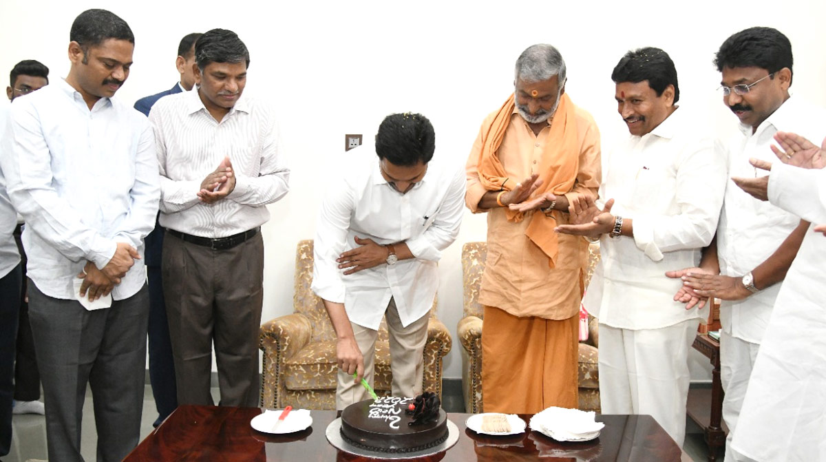 CM YS Jagan Cake Cutting On New Year 2022 Celebration Photo Gallery - Sakshi1