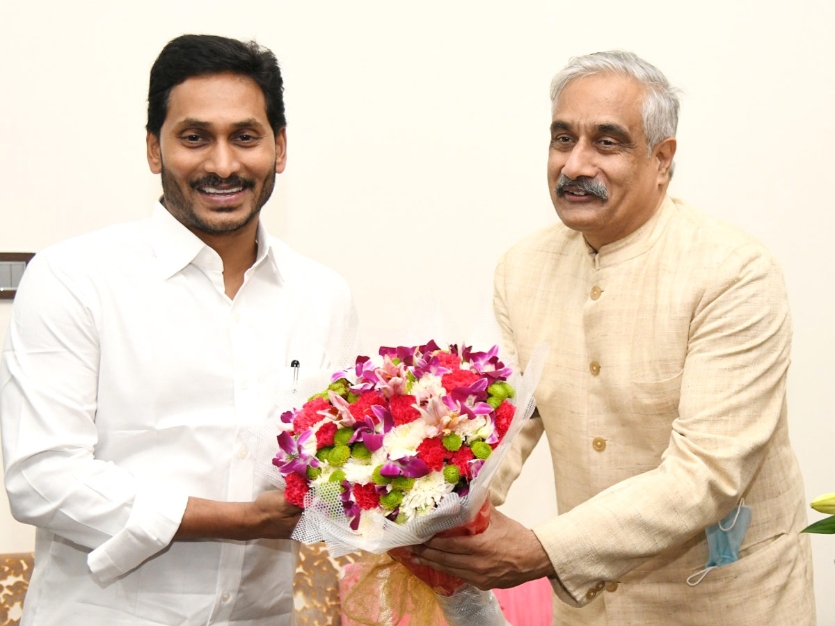 CM YS Jagan Cake Cutting On New Year 2022 Celebration Photo Gallery - Sakshi10